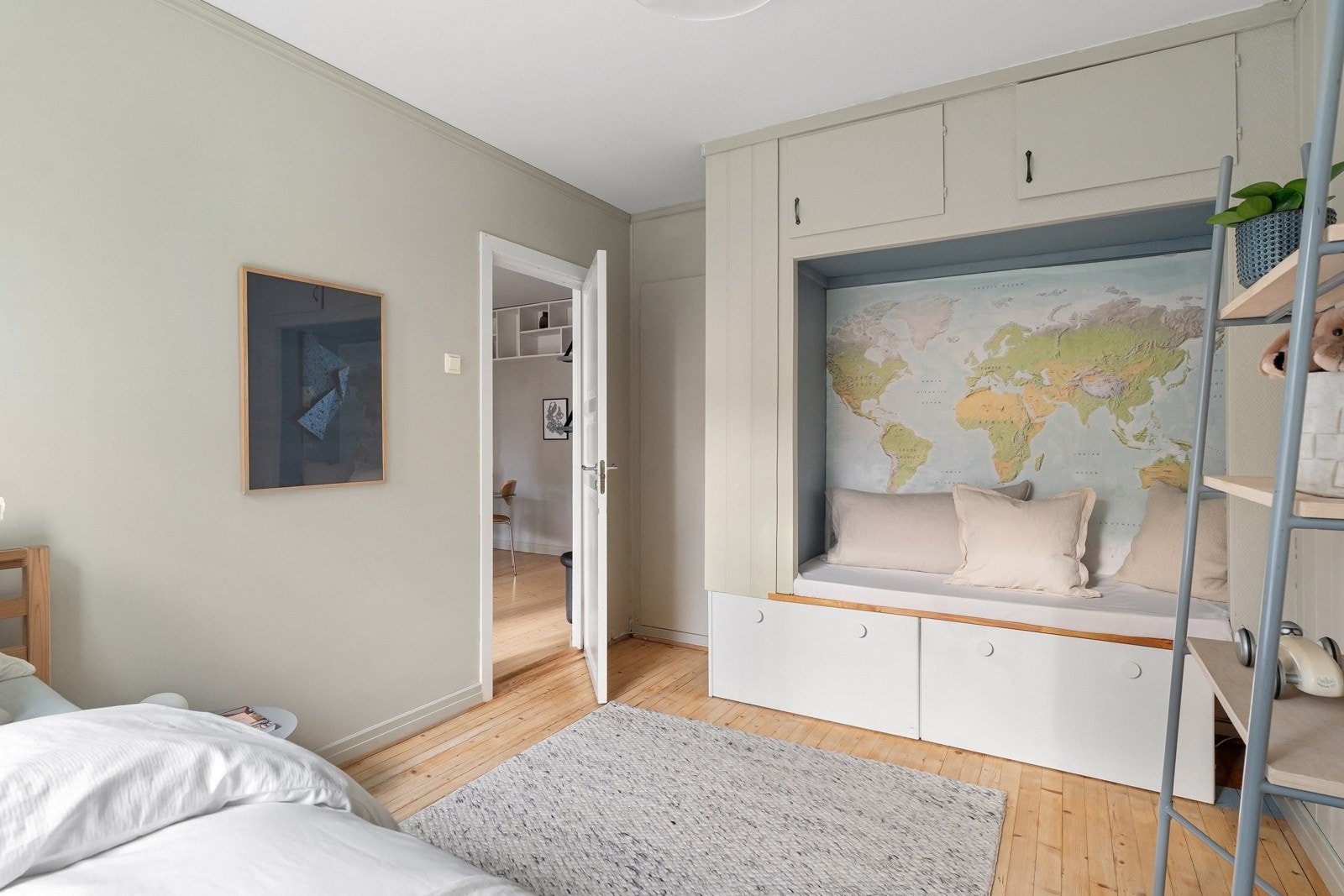 Soverom 2 er utstyrt med plassbygget skap og plassbygget sofabenk. Galleribilde