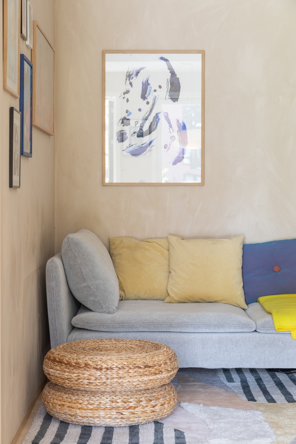 Selger har hatt sofaen langs både den ene og den andre veggen. Alt etter eget ønske! Galleribilde