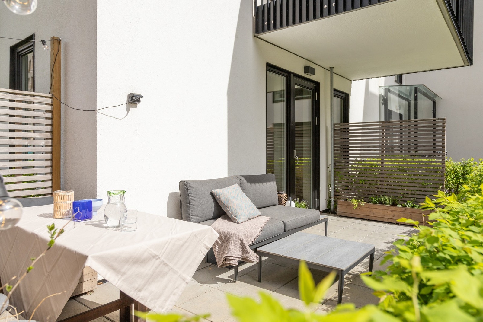 Dette er en lys og innbydende hjørneleilighet med 15 kvm markterrasse og strålende solforhold Galleribilde