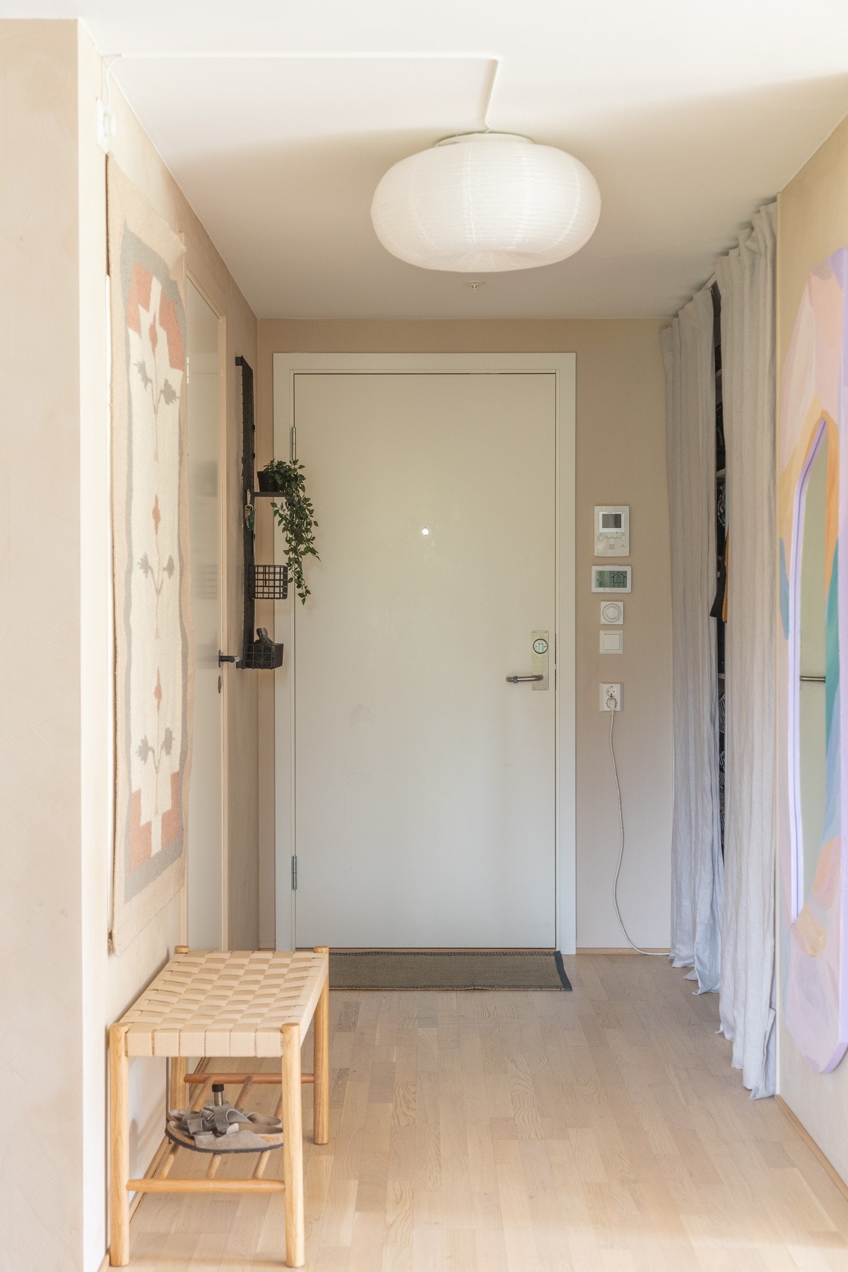 Ytterdør med kikkehull og callinganlegg med videokamera Galleribilde