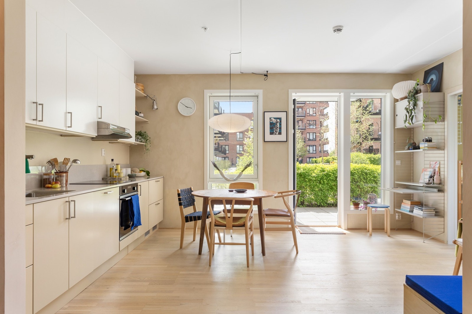 Kjøkkenet er moderne og oppgradert med delikate fronter og integrerte hvitevarer Galleribilde