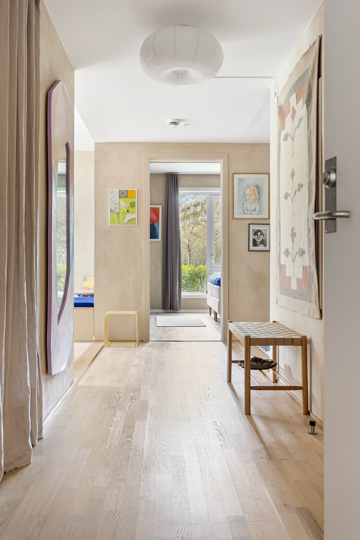 Førsteinntrykket når man entrer boligen er lyst og velkomment Galleribilde