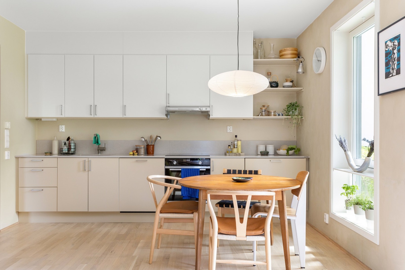 Her er det rikelig med lagringsplass i skuffer, skap og hyller Galleribilde