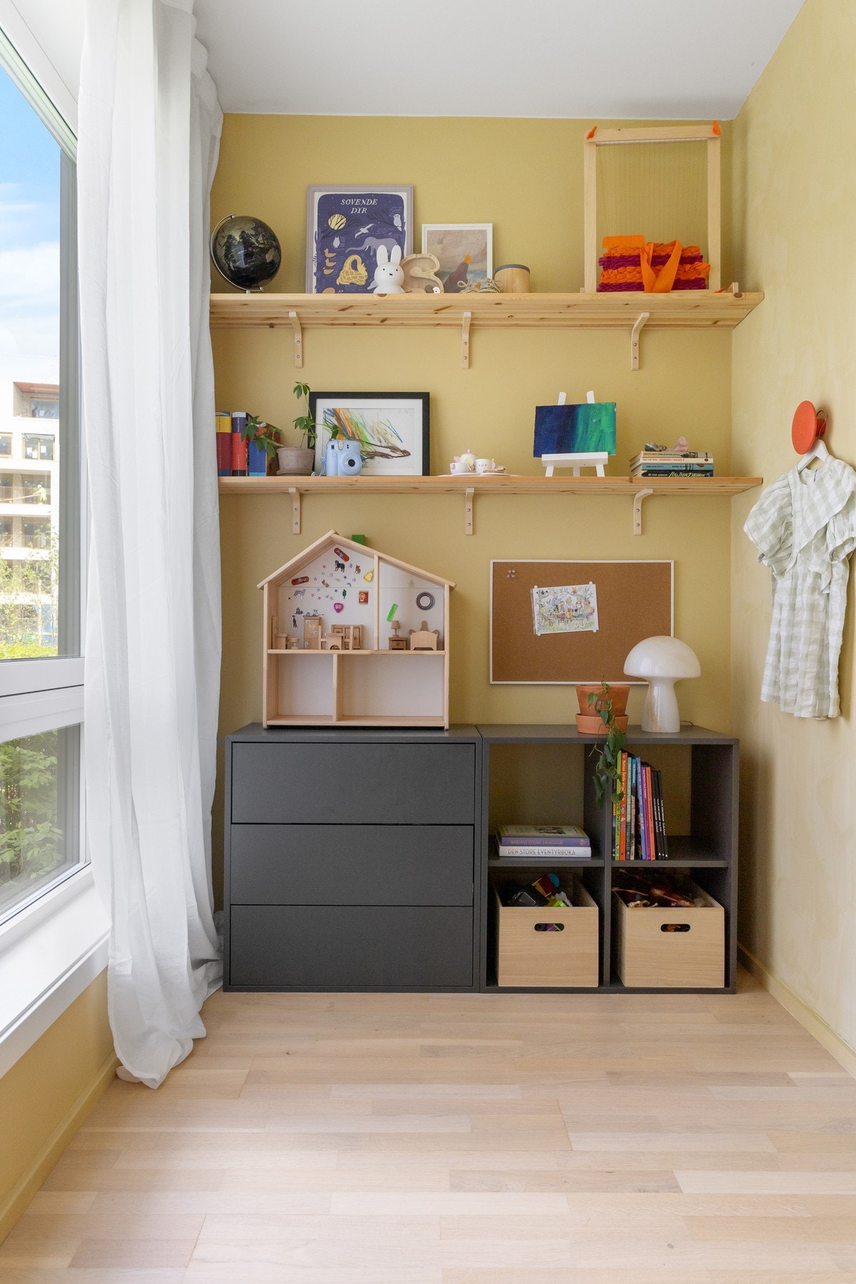 God plass til å rydde bort leker og barneklærne Galleribilde