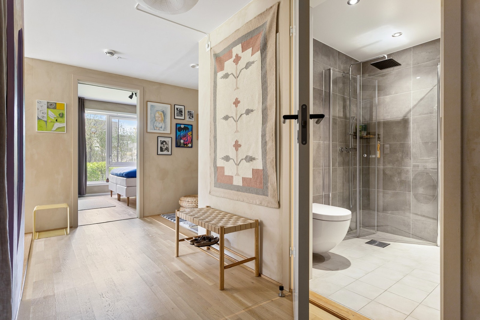 Boligen har et lekkert bad med tilgang fra gangen Galleribilde