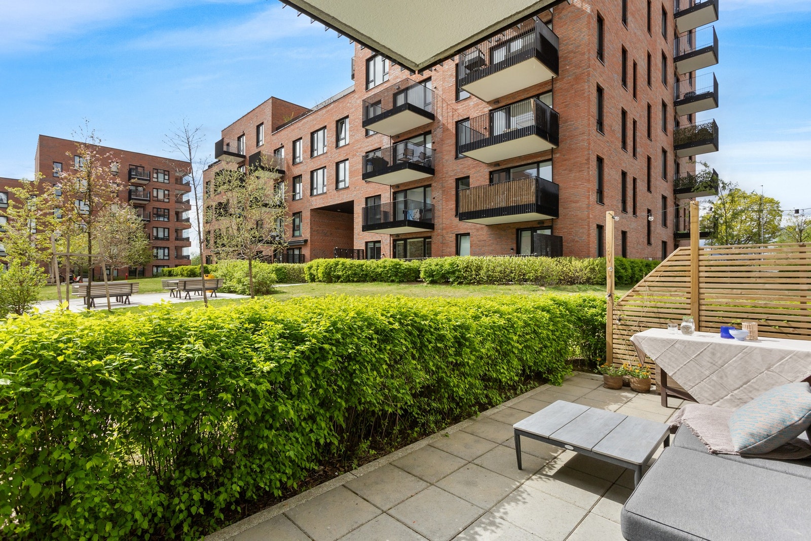 Uteplassen er sydvendt og er omkranset av en grønn hekk. Direkte adkomst og pent utsyn over grønne fellesområder Galleribilde