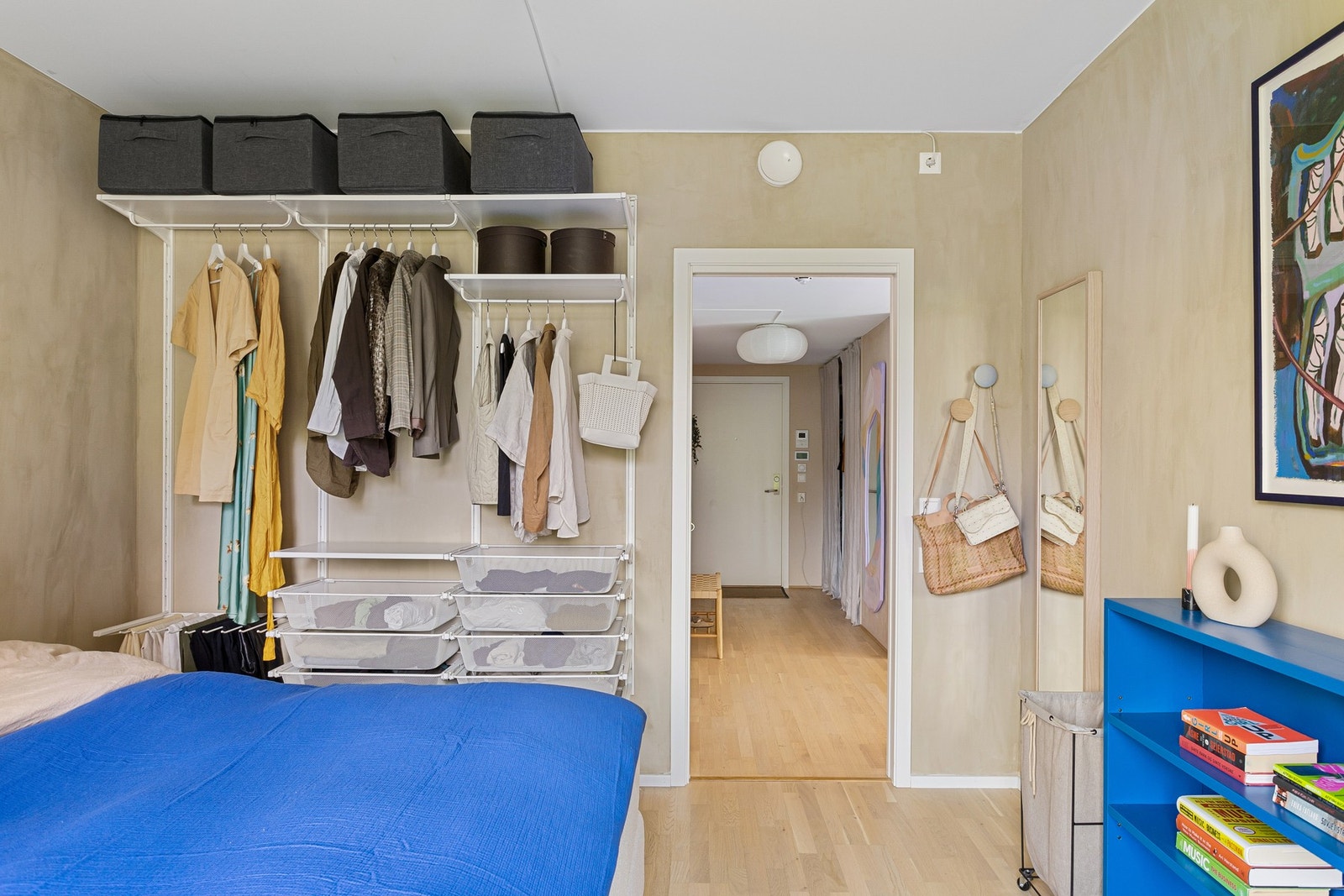 Det er også rikelig med plass til garderobeskap både på siden, og på enden av sengen Galleribilde