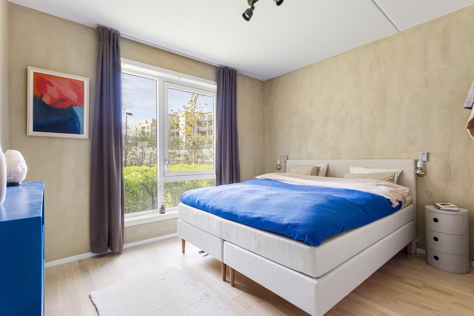 Her er det god plass til 180cm seng og nattbord på begge sider Galleribilde