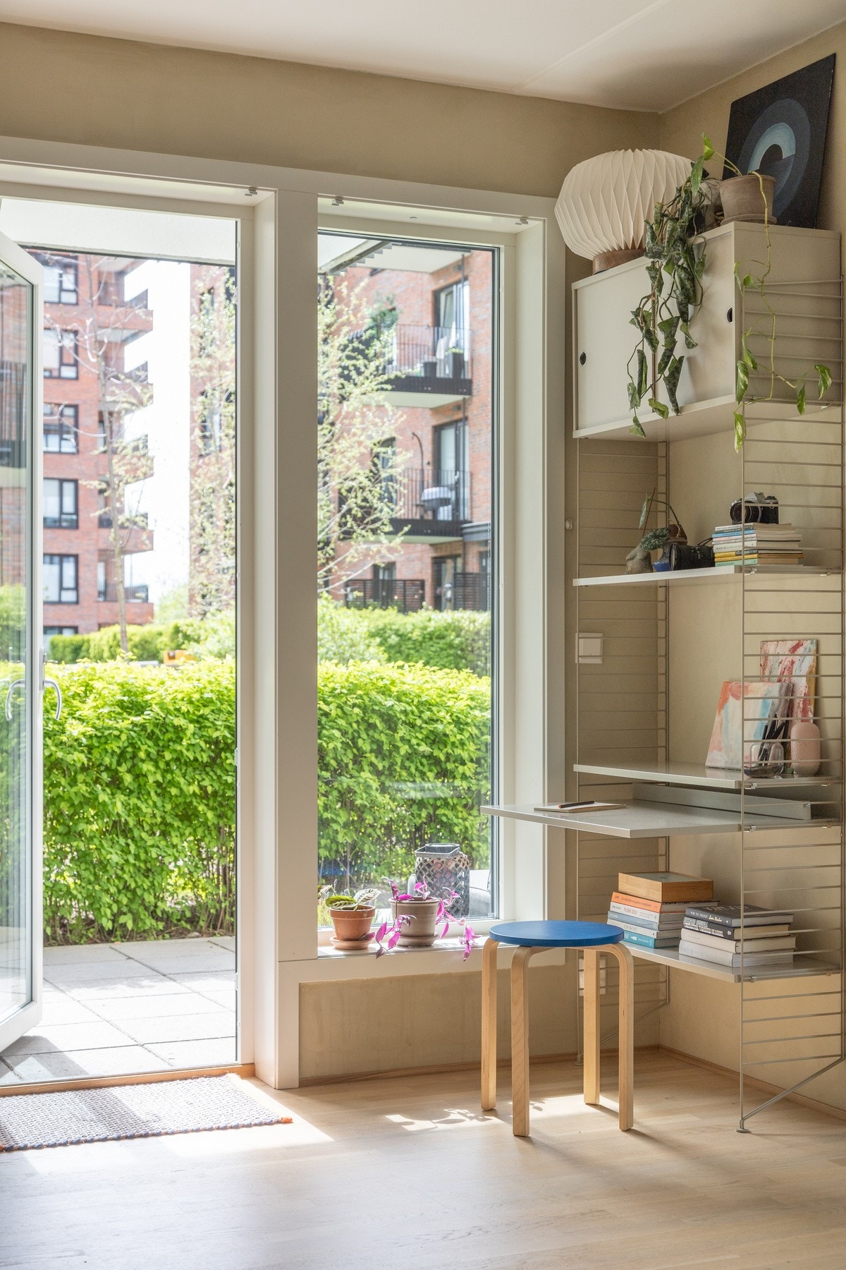 Høye vindusflater slipper inn rikelig med lys til kjøkken og stuen Galleribilde