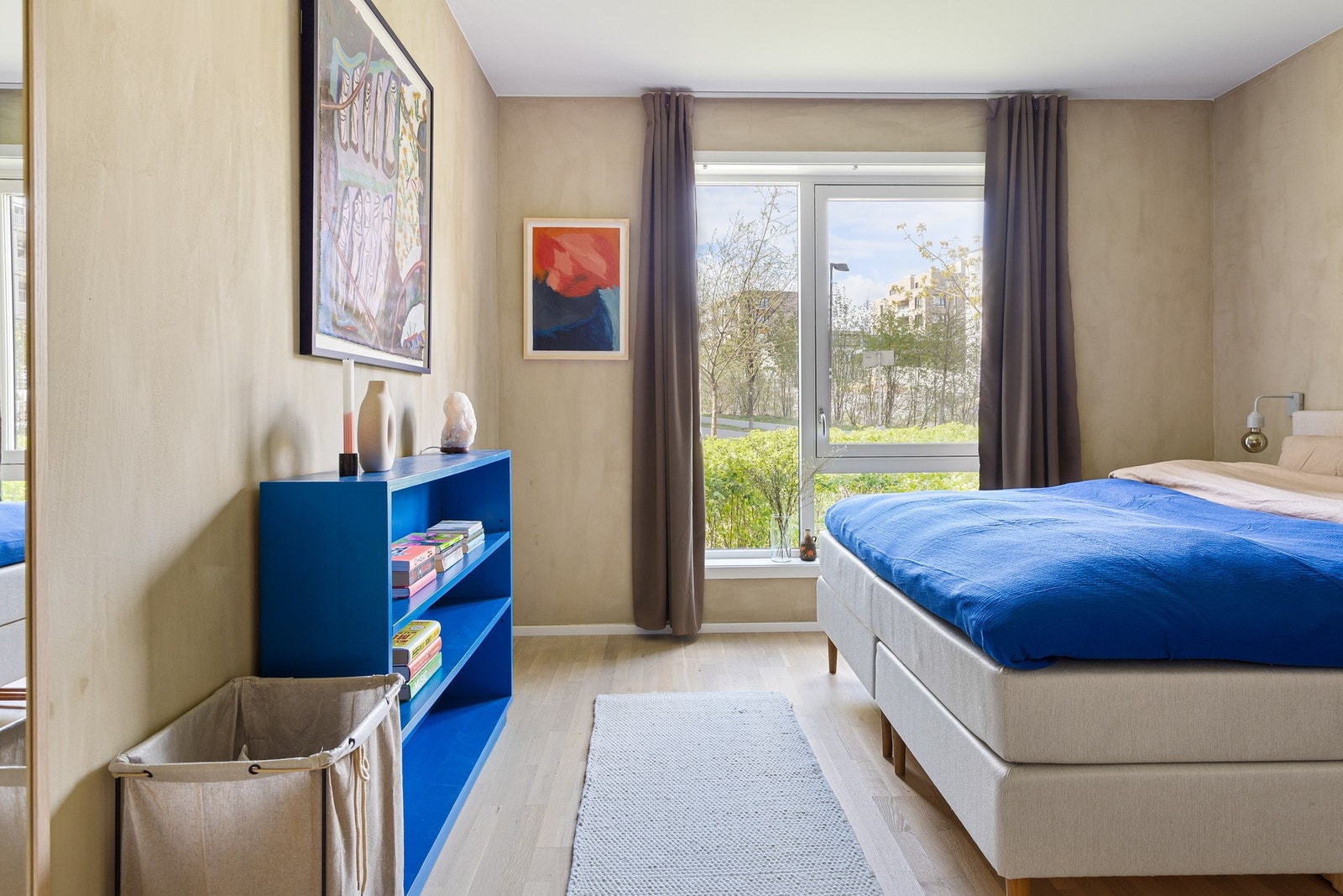 Et soverom av sjenerøs størrelse med god plass til stor dobbeltseng og ulike lagringsløsninger Galleribilde