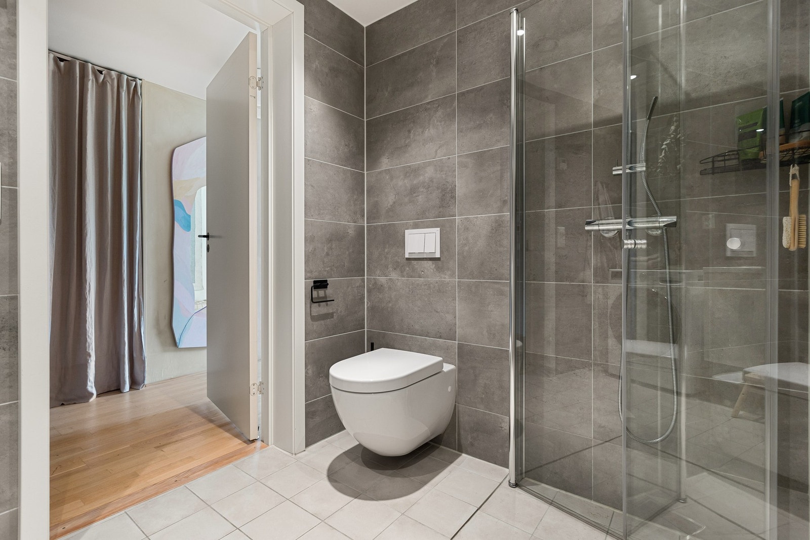 Det er også gulvvarme, vegghengt toalett og dusjhjørne med glassvegger og regnfallsdusj Galleribilde