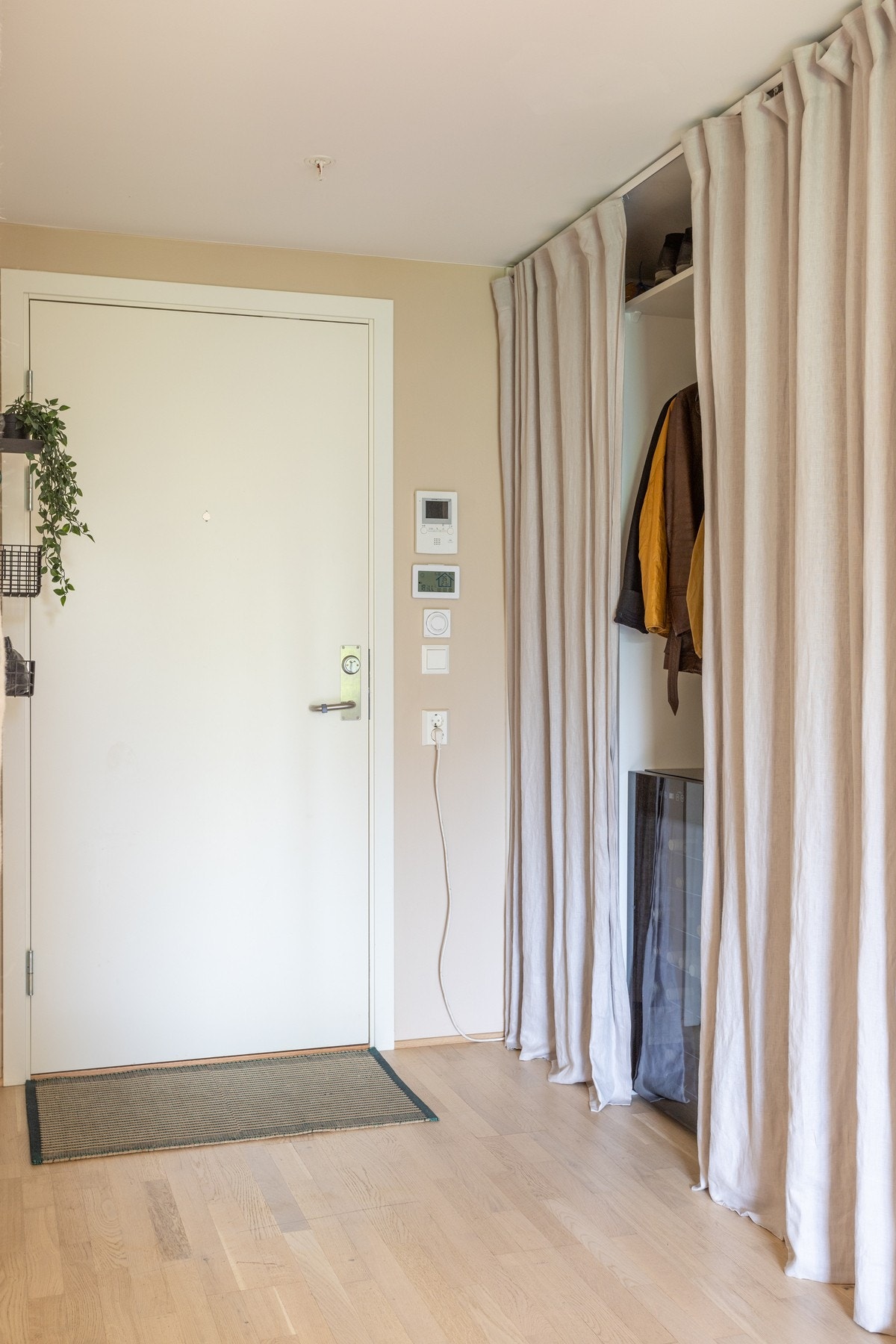 I gangen er det et innhugg med plass til garderobe. Her er det også strømuttak Galleribilde