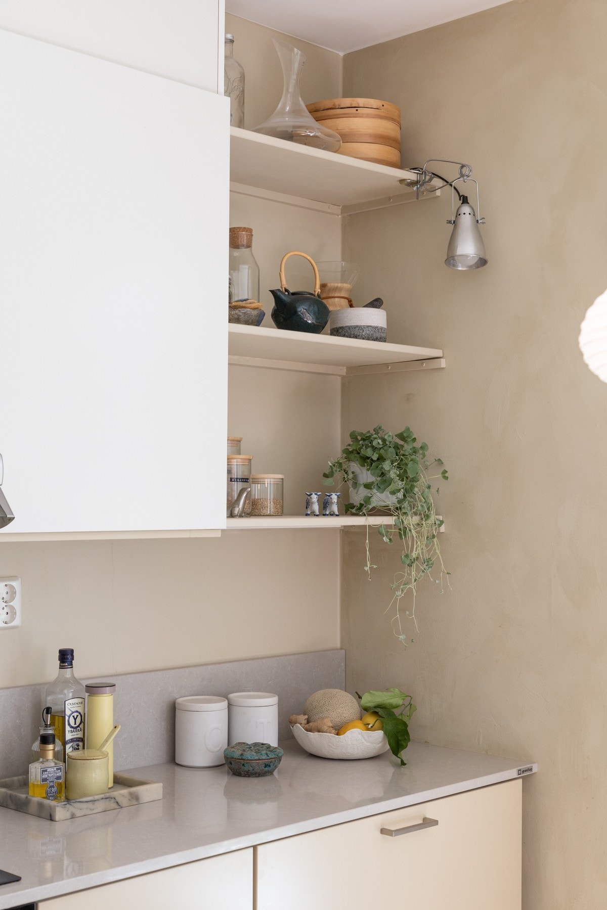 Videre er også kjøkkenet utstyrt med praktiske kjøleskuffer Galleribilde