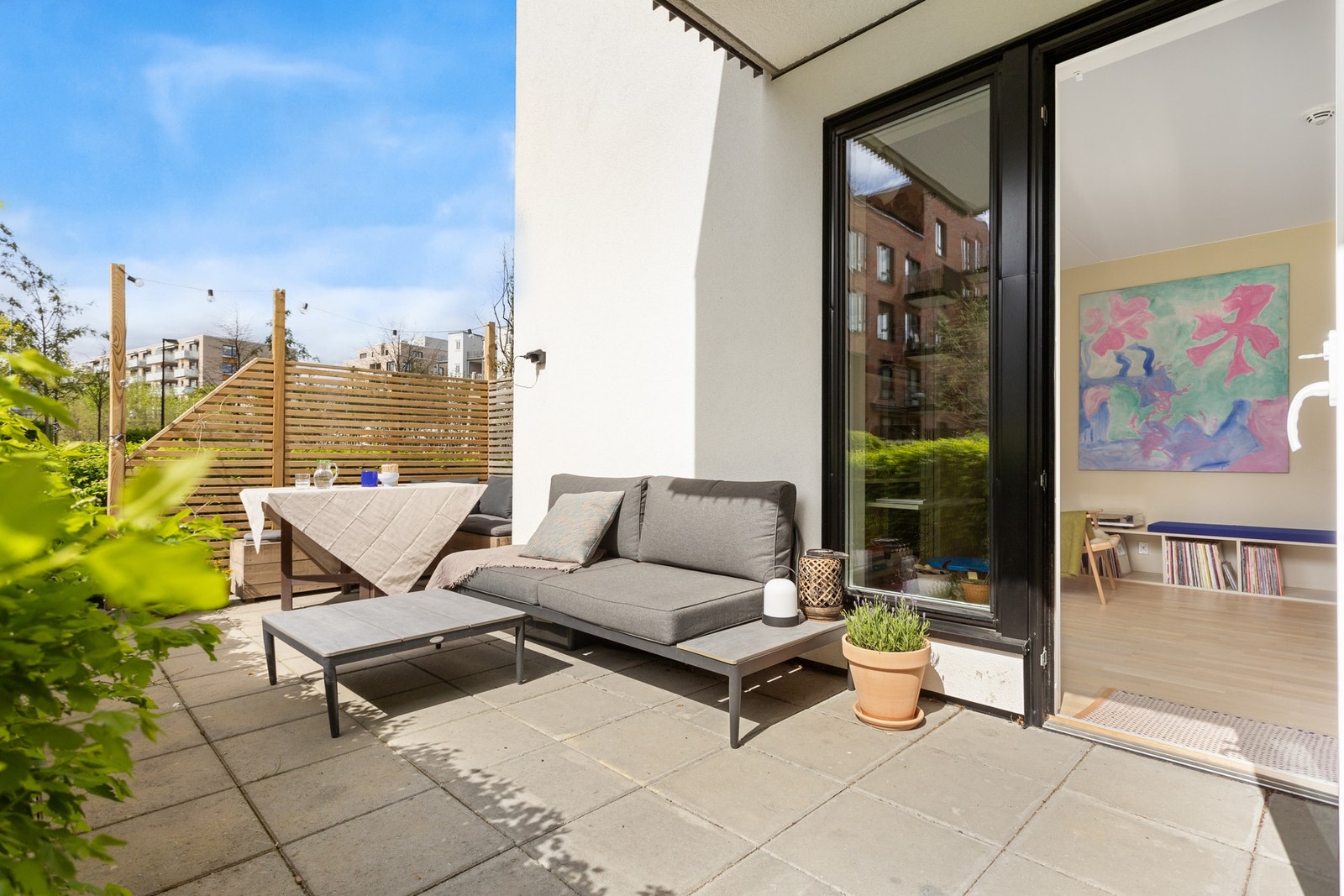 Markterrassen er ellers hellelagt og er utstyrt med dobbelt strømuttak Galleribilde