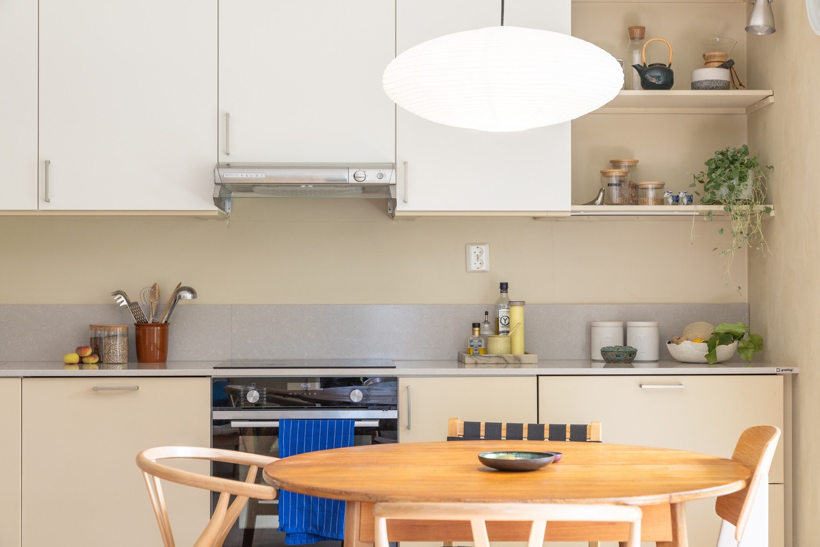 Lekker og solid benkeplate i granitt med lav splashback i samme materiale for et helhetlig inntrykk Galleribilde