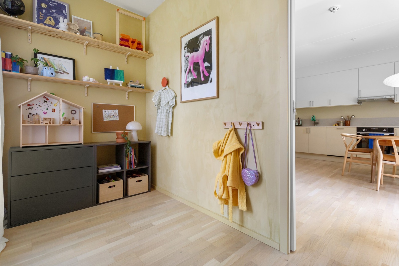 Her er det også plass en seng eller sovesofa slik at rommet kan benyttes som gjesterom Galleribilde