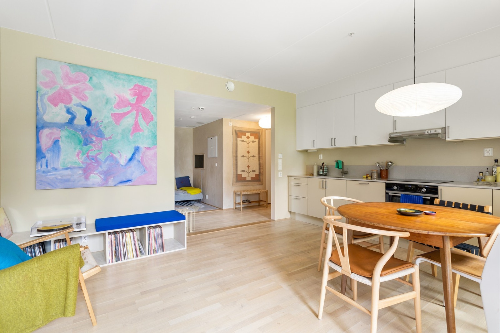 Innenfor det romslige rommet for kjøkken og stue er det en lun og koselig tv-stue Galleribilde