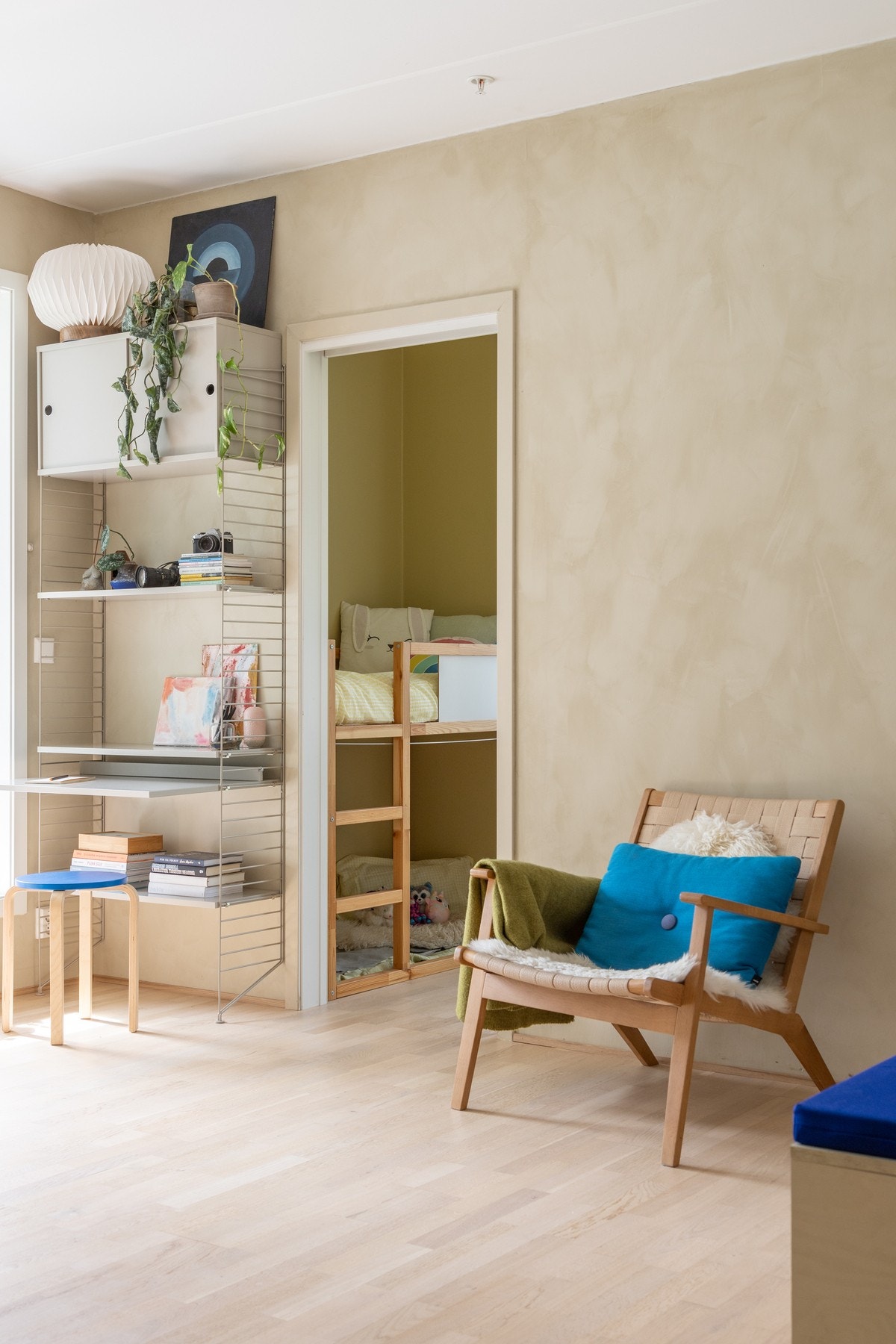 Stuen er enkel å møblere og har flere ulike soner som inviterer til f.eks en fin kontorplass og lesekrok Galleribilde