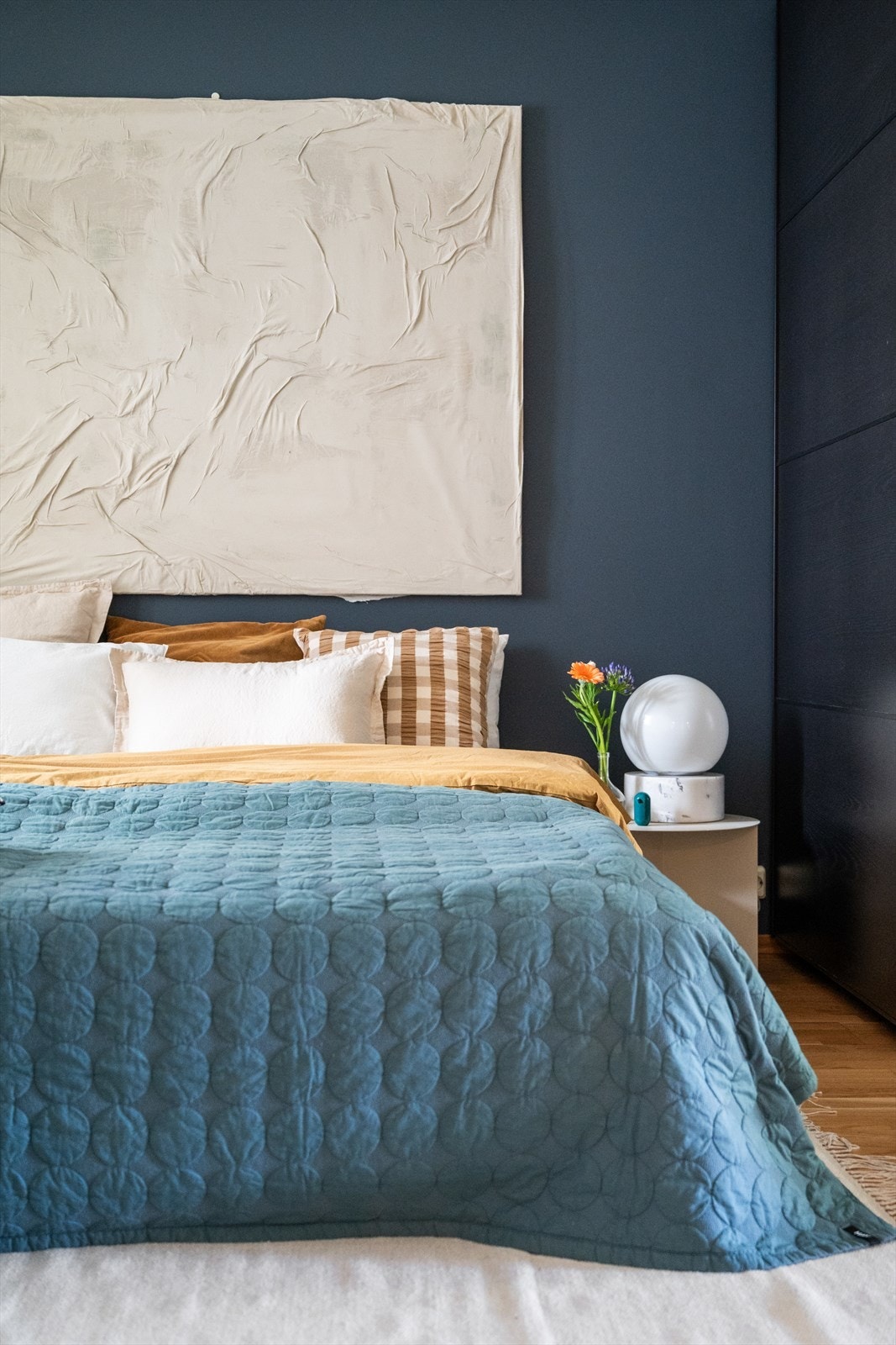 Hovedsoverom med praktisk walk-in. Soverommet har god plass til dobbeltseng og god lagringsplass i garderobe. Galleribilde
