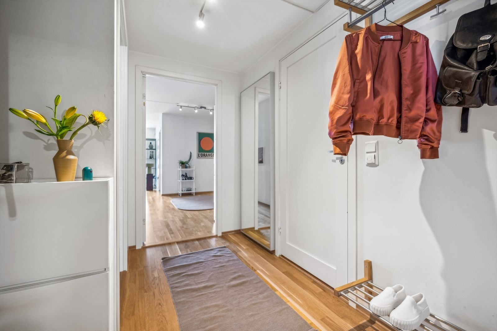 Lys og innbydende entre med god plass for yttertøy og sko. Galleribilde
