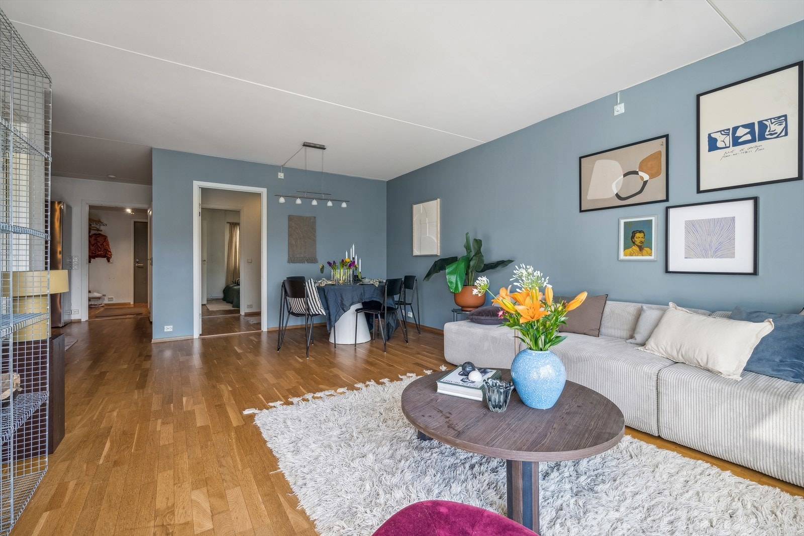 God plass til spisebord, sofa og diverse møblement - Stuen er romslig og har flere møbleringsmuligheter. Galleribilde