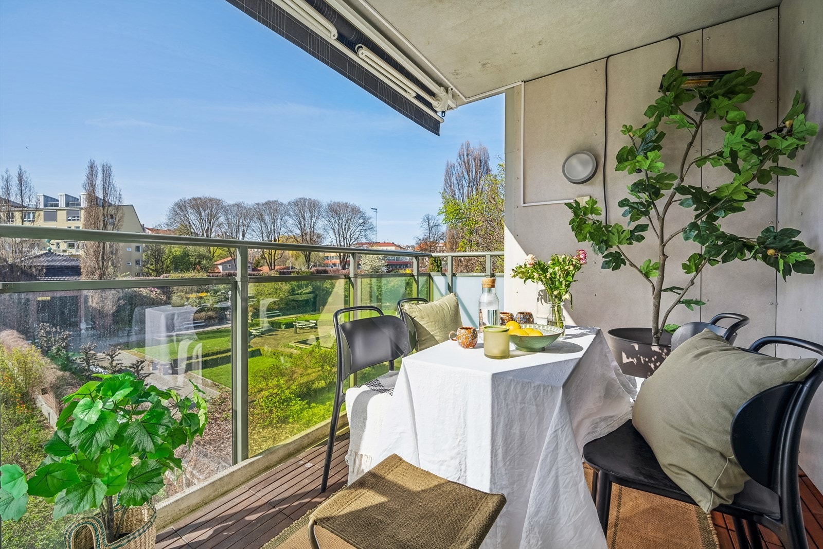 En lys og pen 3-roms i indre gård med en gjennomgående og god planløsning, samt en solrik vestvendt balkong med idyllisk utsikt over Freiaparken! Galleribilde
