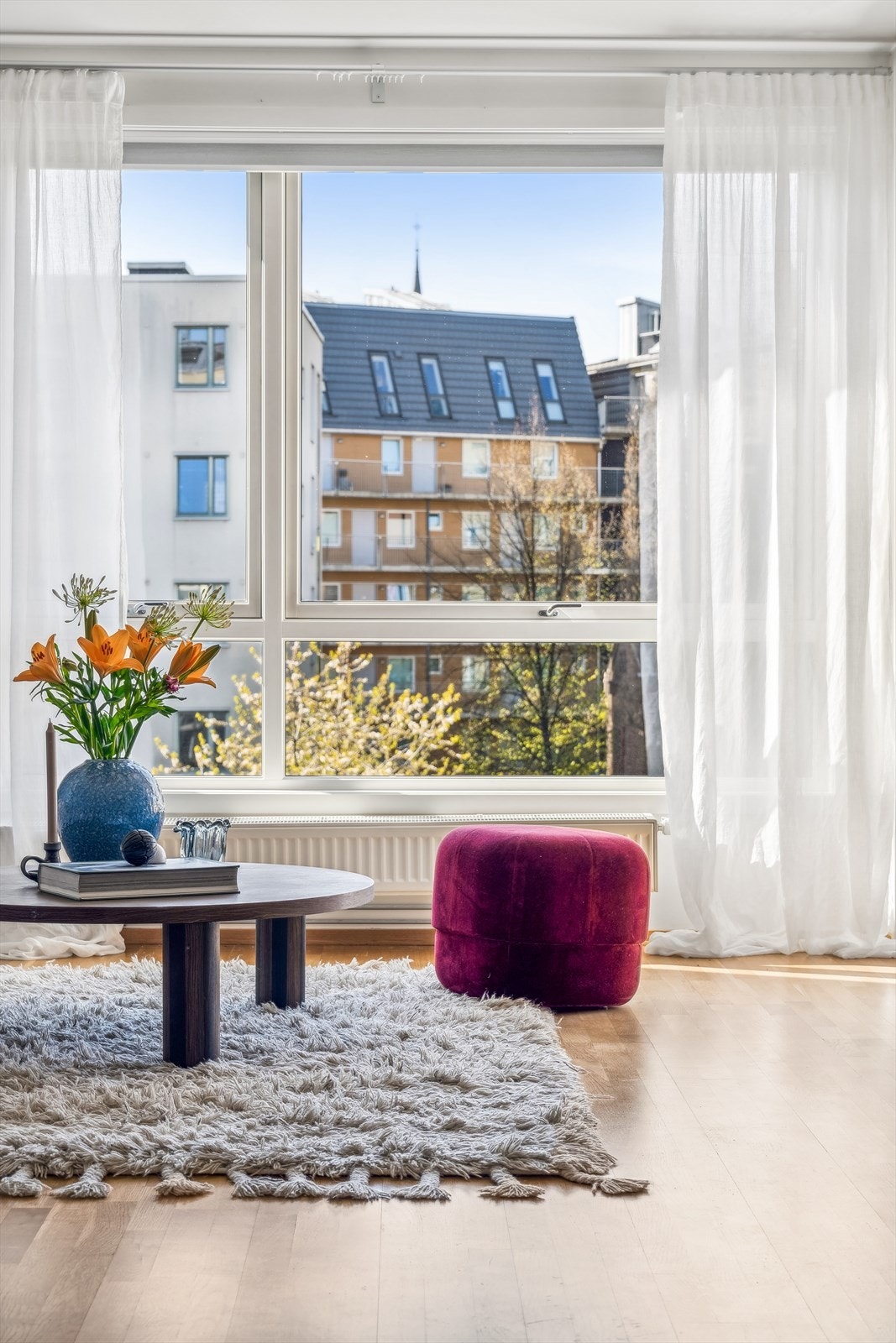 Rikelig med naturlig lys inn fra store vindusflater. Galleribilde