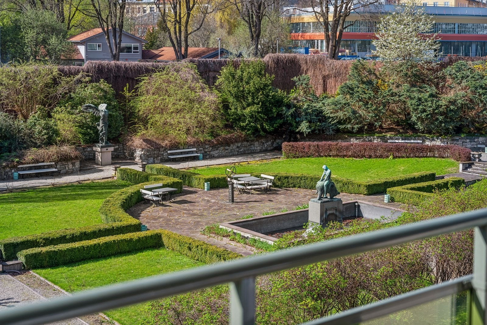 Idyllisk utsikt fra balkongen mot Freiaparken. Galleribilde