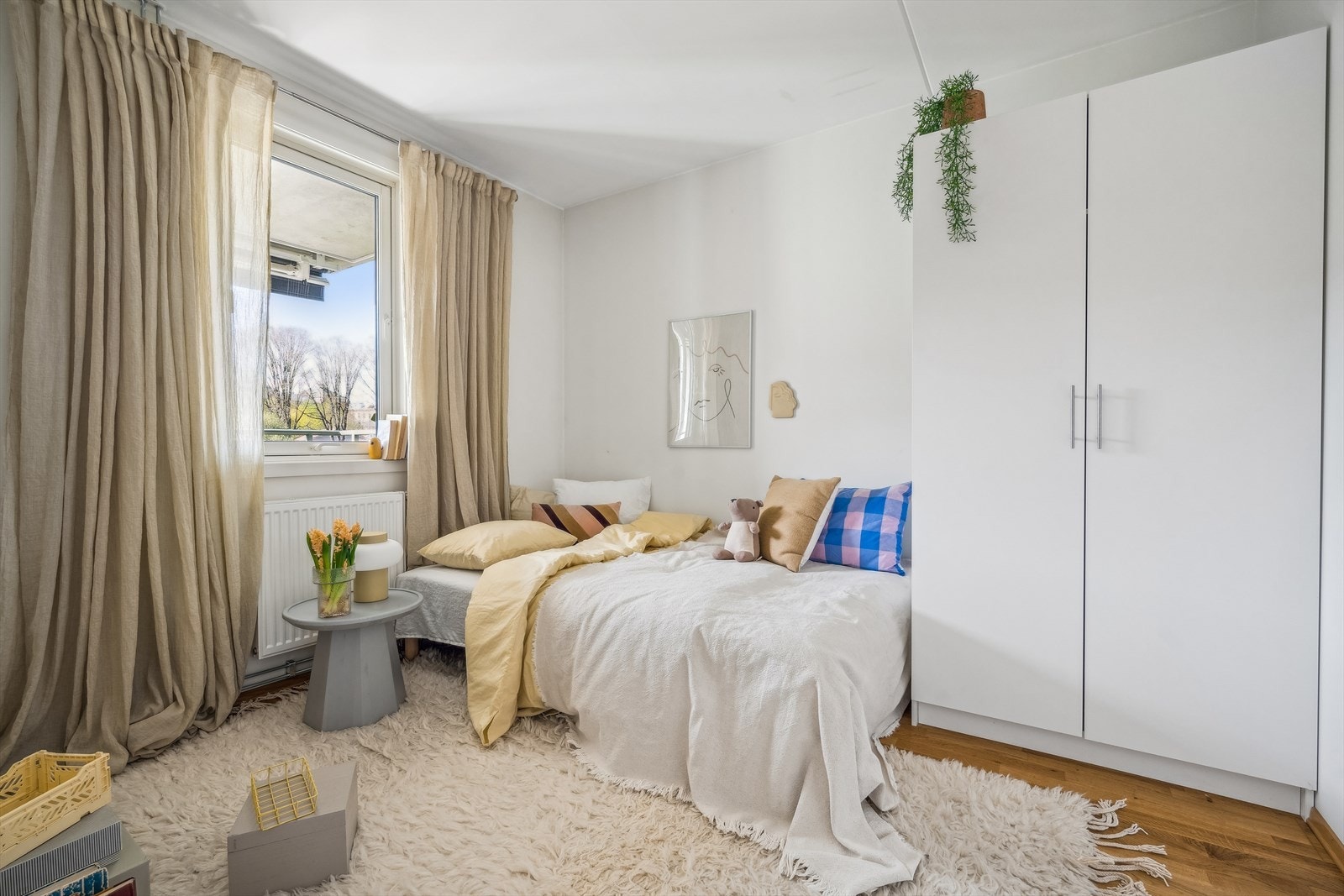 Soverom av god størrelse med god plass til seng og garderobe. Vender mot hyggelig bakgård. Galleribilde