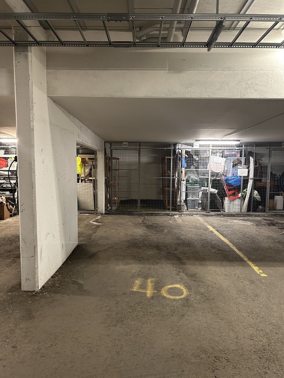 Parkeringsplass nr. 40 medfølger salget - En ekstra bred parkering med mulighet for EL-lader i oppvarmet garasjeanlegg, enkel adkomst med heis. Galleribilde