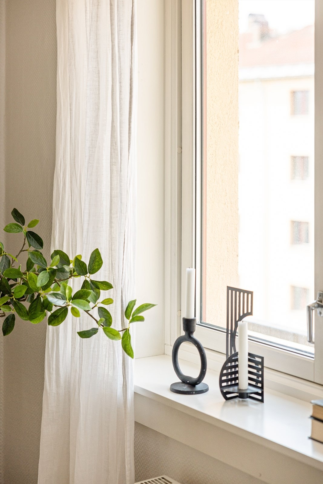 Dype vinduskarmer gir ekstra plass til pyntegjenstander og planter. Galleribilde