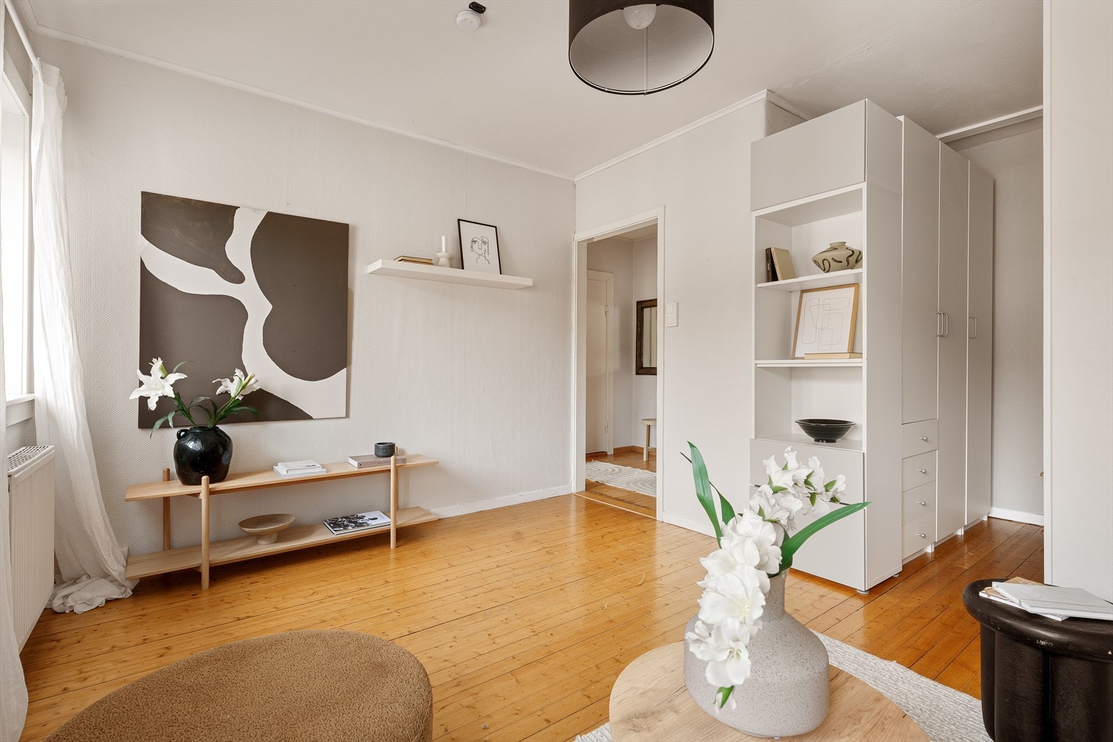 Stor stue med god plass til både sofagruppe og spisebord. Galleribilde