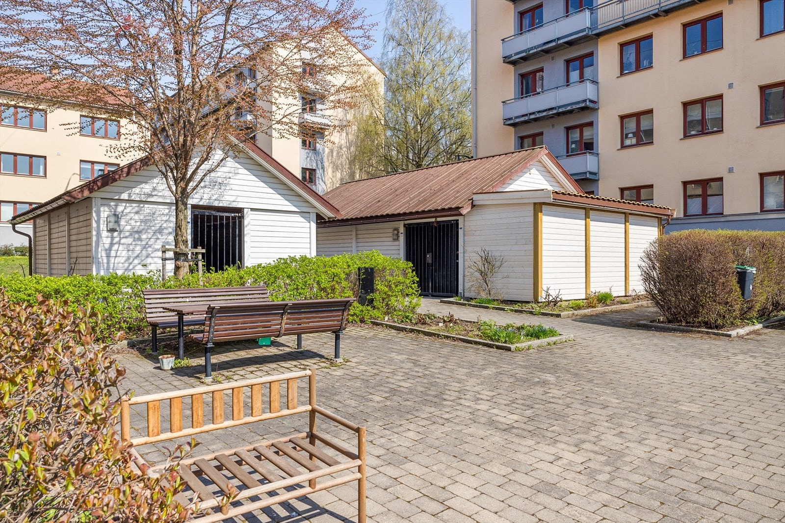 Borettslaget har store, flotte uteområder med møbler, gressplen og grill. Galleribilde
