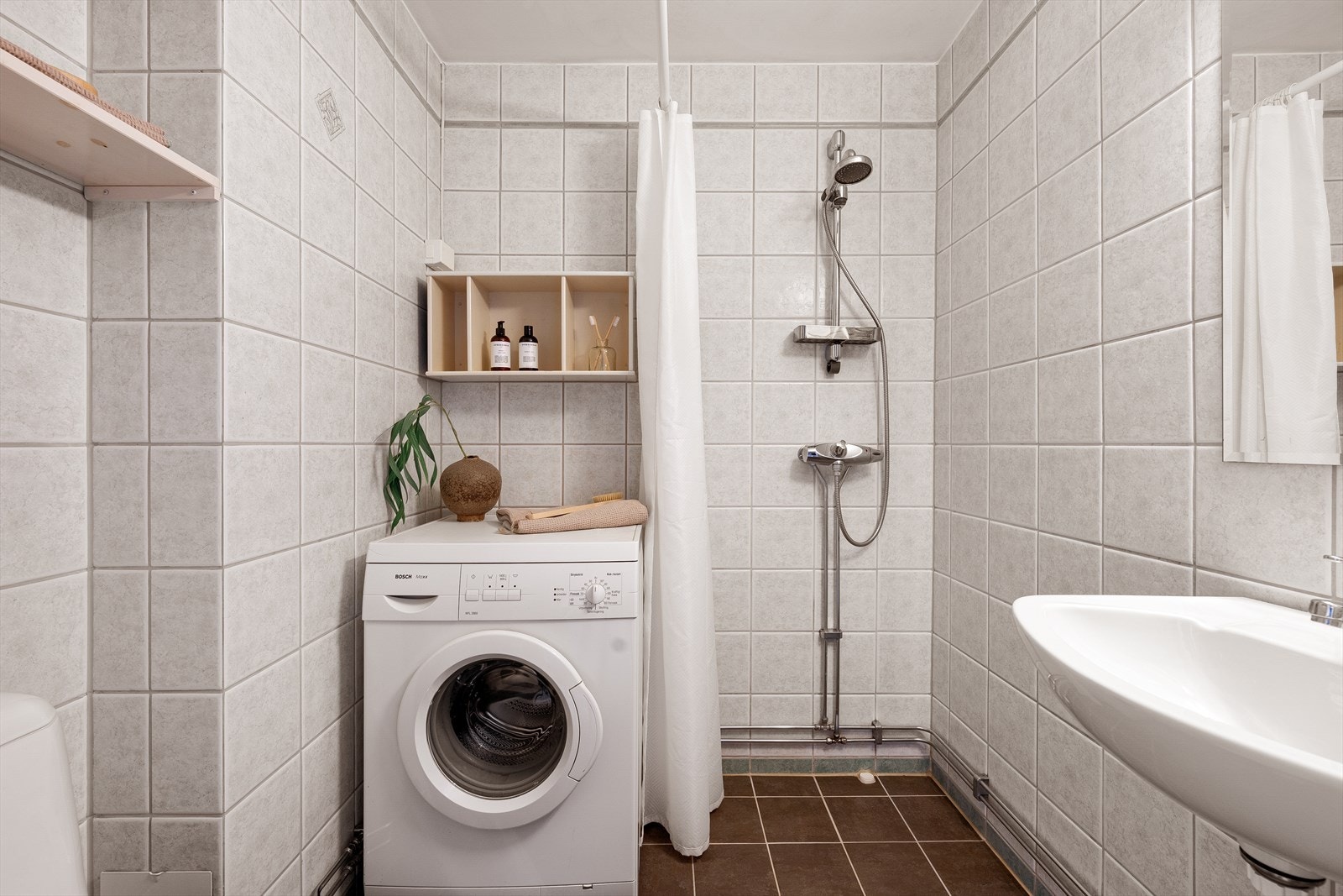 Bad som ble pusset opp i regi av borettslaget i 2000. Badet består av toalett, dusj og servant. Galleribilde