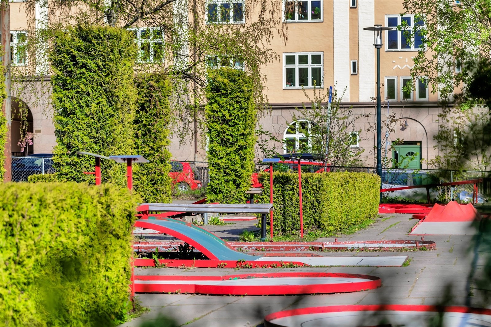 Like ovenfor boligen finner man volleyballbane, minigolf, diverse treningsapparater m.m. Galleribilde