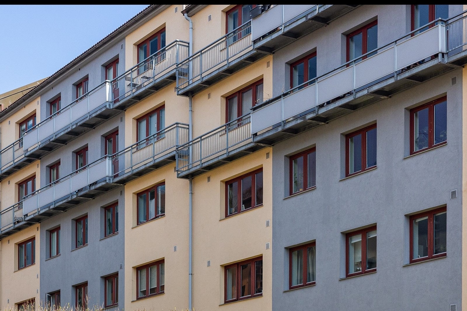 Det er brannbalkong med gode solforhold rett utenfor vinduene til leiligheten. Galleribilde