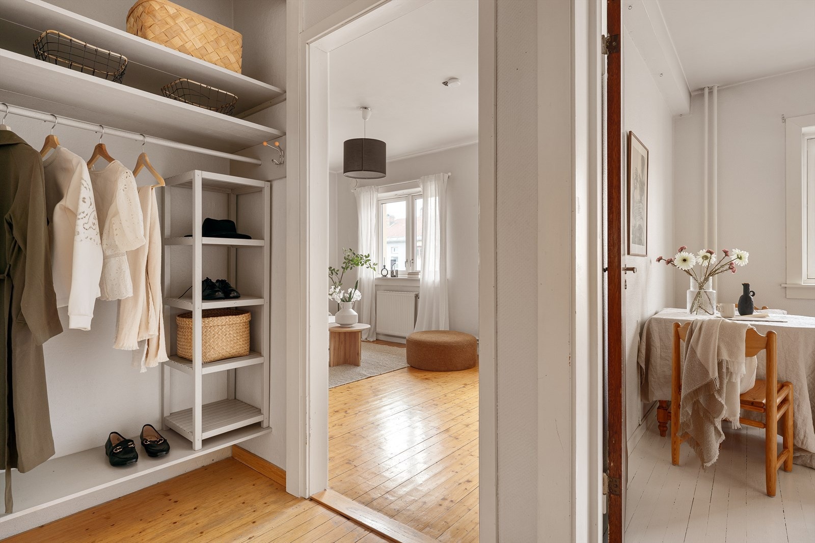 Praktisk yttergang med god plass til oppbevaring av klær og sko. Galleribilde