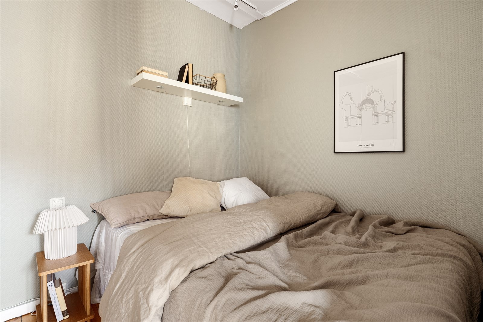 God plass til stor dobbeltseng og nattbord. Galleribilde