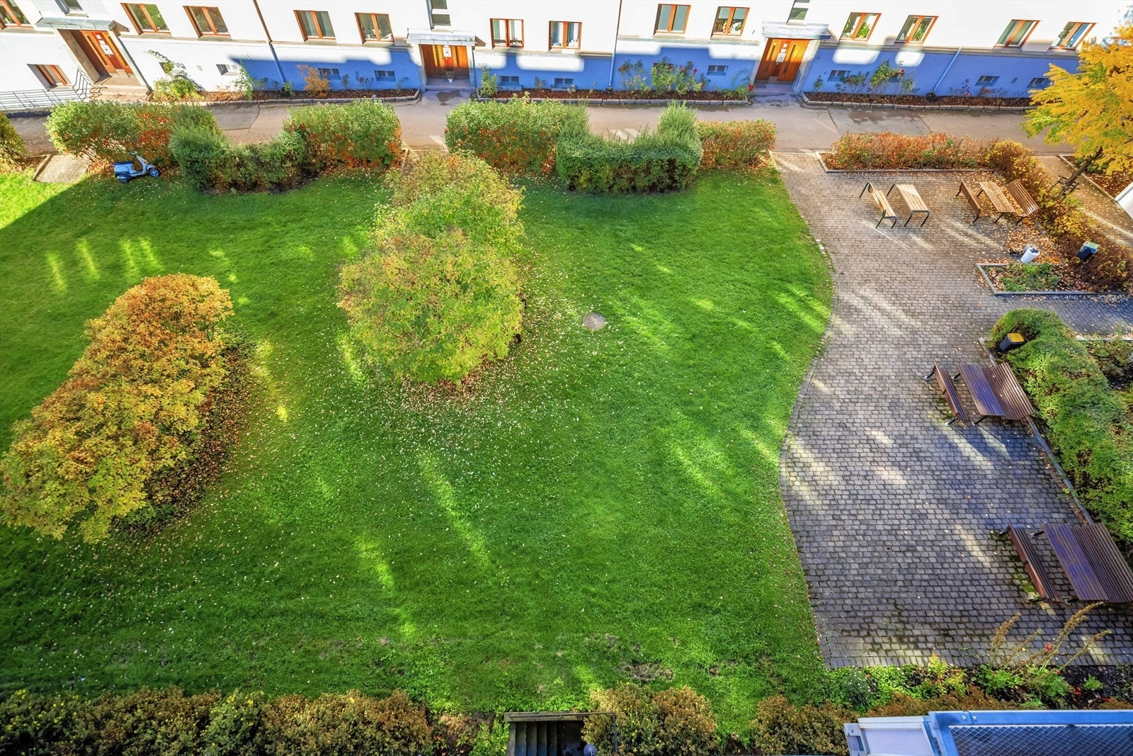 Hele leiligheten vender borettslagets grønne og stille uteområde. Galleribilde