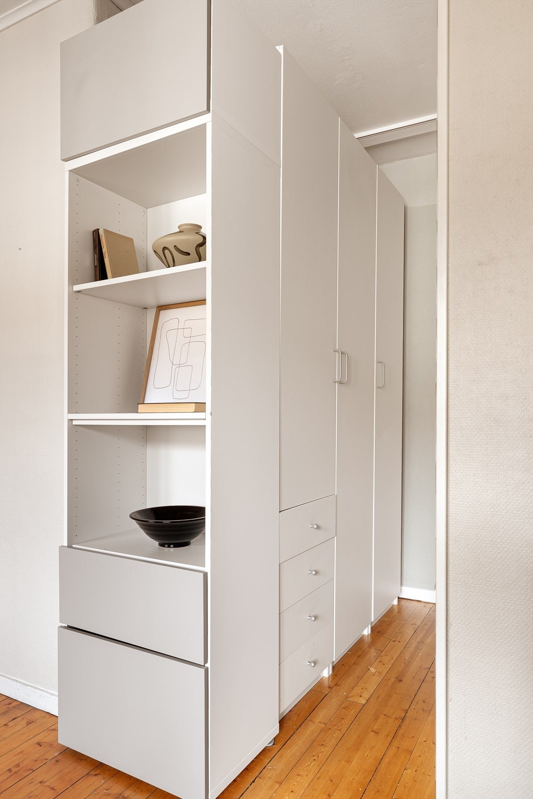 Praktisk sovealkove med masse skapplass. Galleribilde