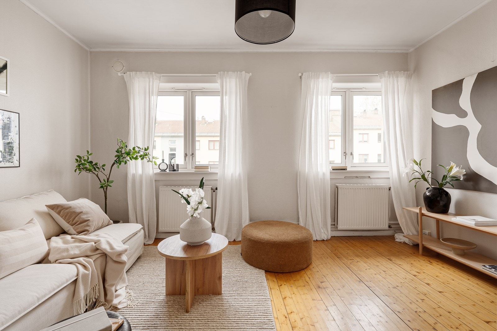 To vinduer som slipper inn godt med naturlig lys. Galleribilde