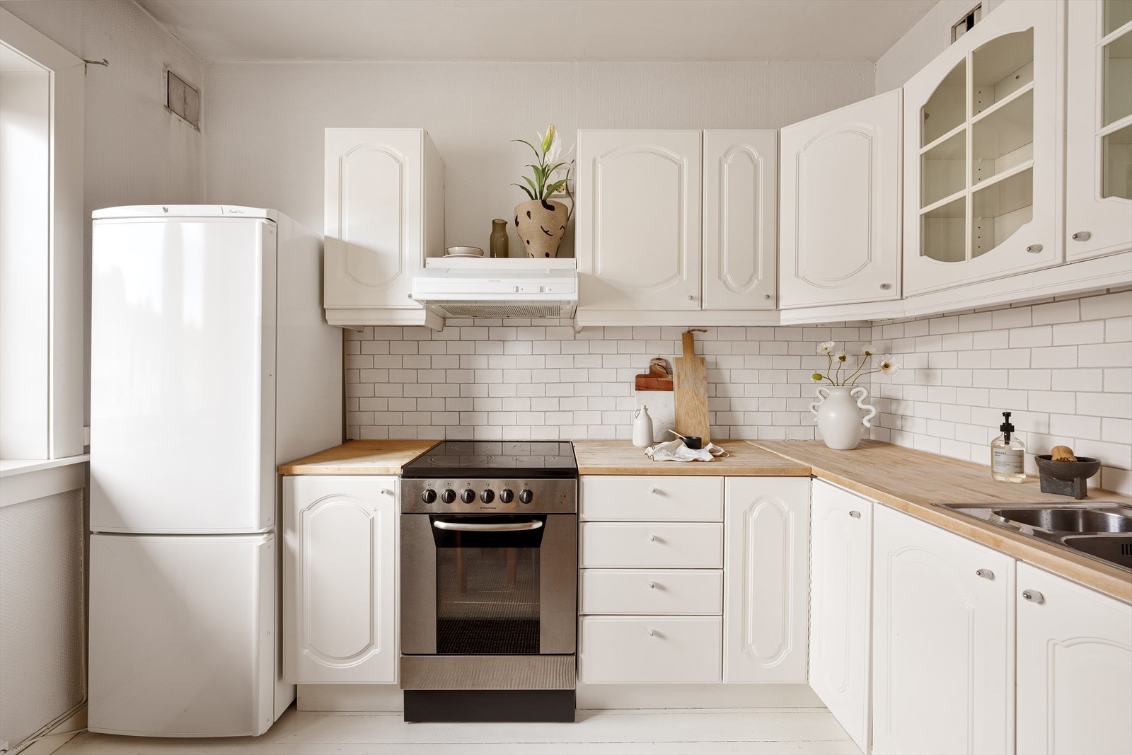 Godt med skap- og benkeplass. Galleribilde