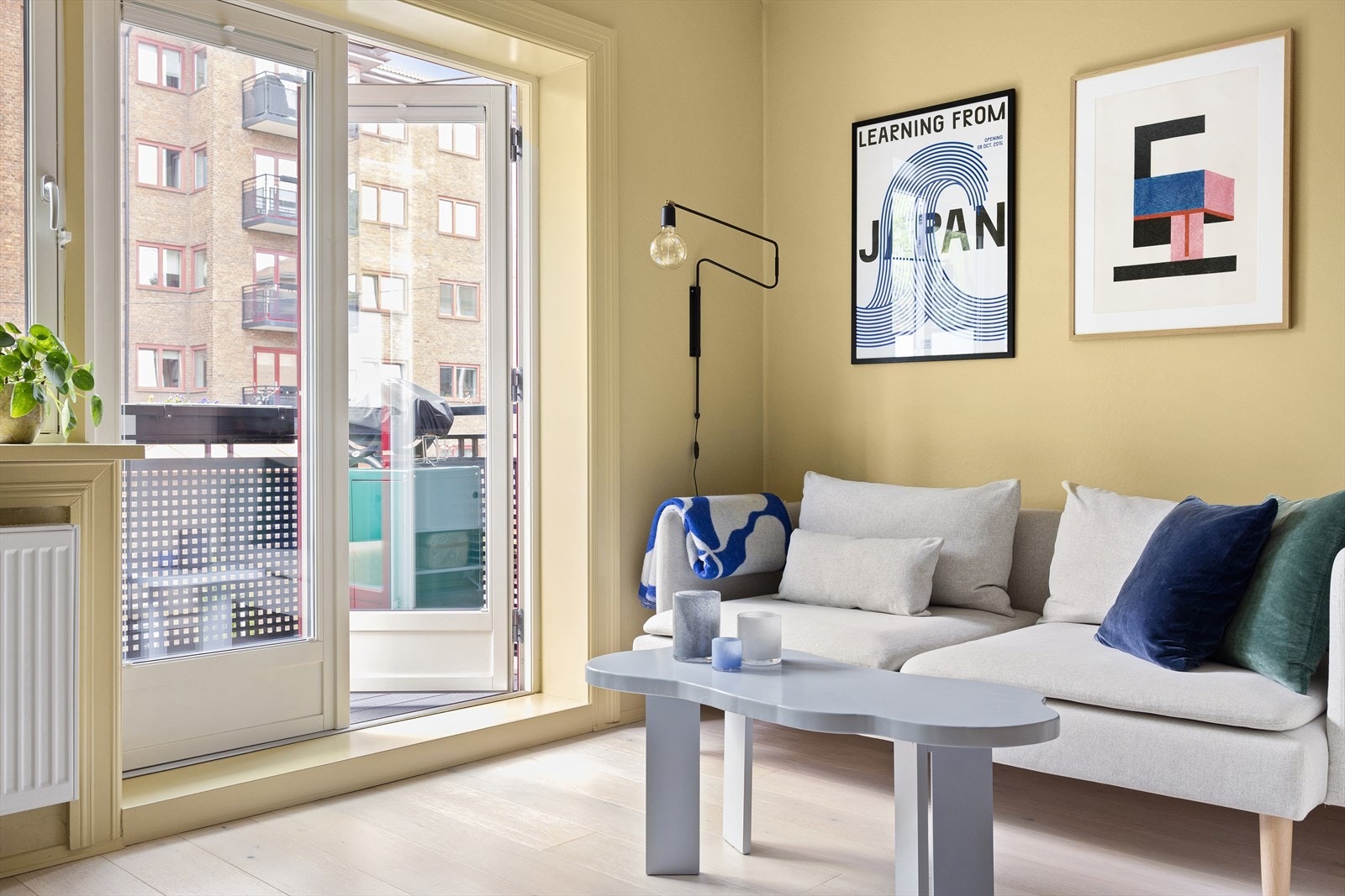 Stuen er lys og luftig med store vindusflater som sørger for rikelig med innslipp av naturlig lys. Galleribilde
