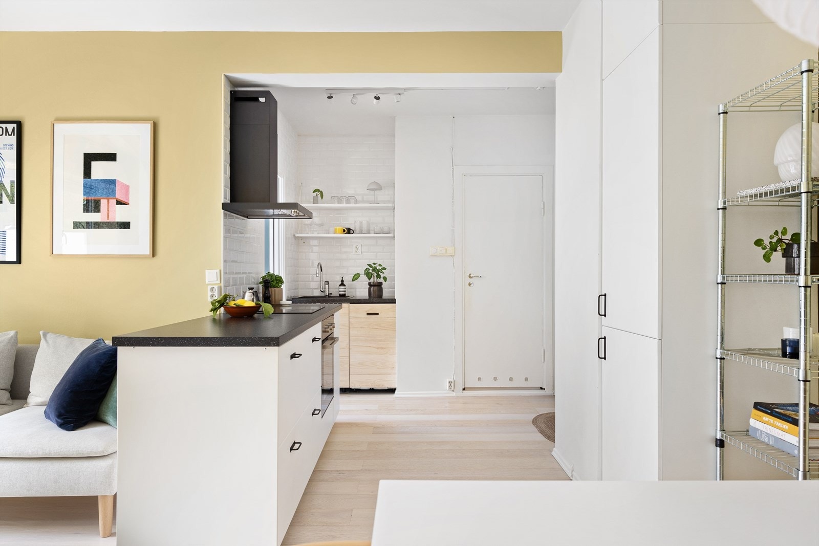 Moderne IKEA kjøkken fra 2016 med god skap- og benkeplass. Galleribilde