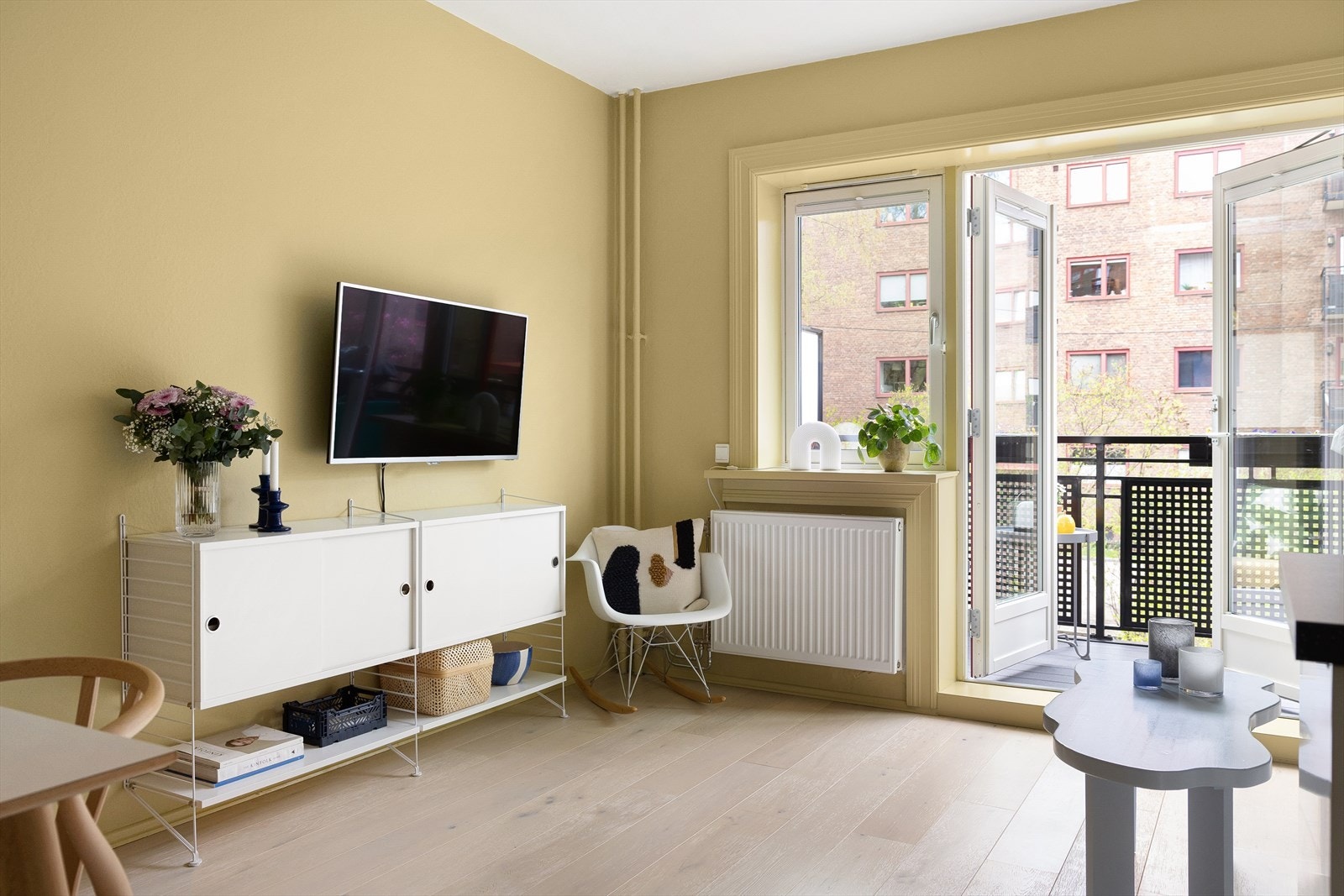 Planløsningen åpner opp for flere møbleringsmuligheter med god plass til sofagruppe, TV-møbler og spisebord med tilhørende stoler. Galleribilde