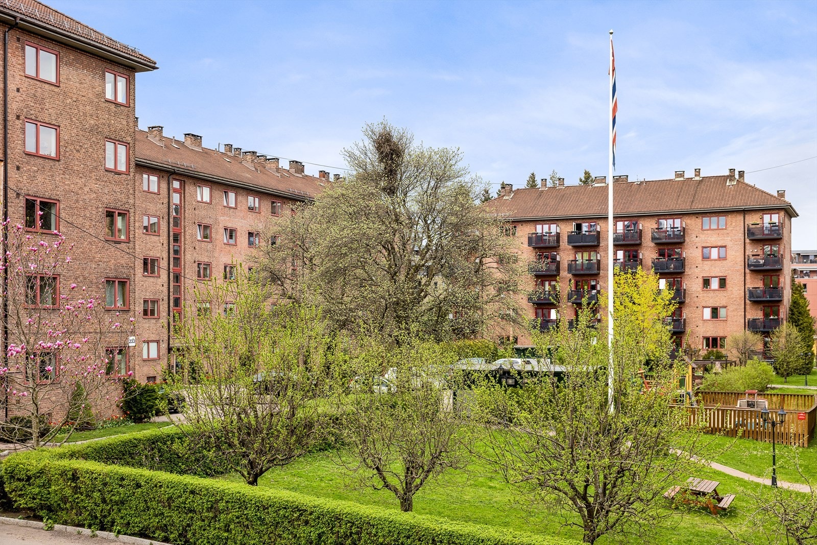 Hyggelig utsyn mot borettslagets fellesområde. Galleribilde