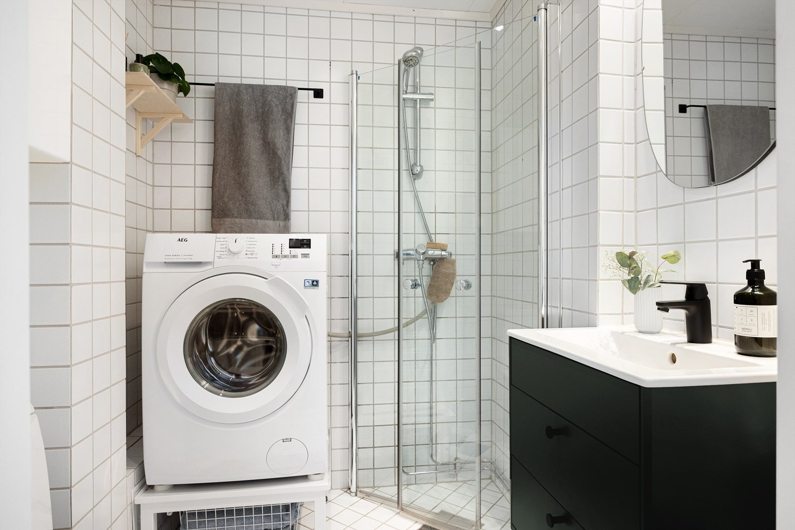 Badet består av servantskap med glatte fronter og heldekkende servant. Galleribilde