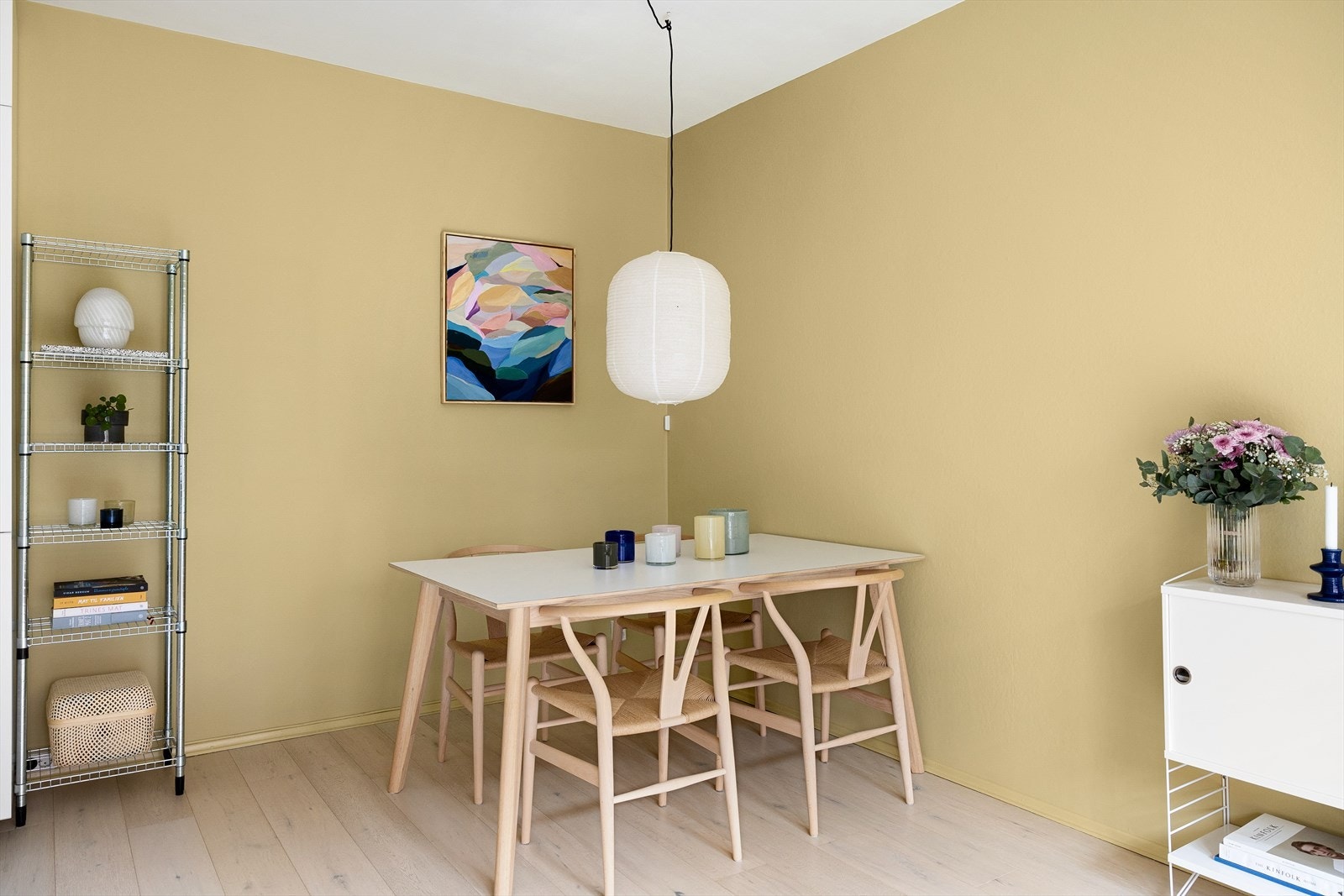 I stuen er det plass til en hyggelig spisegruppe, noe som gir rom for gjester på besøk. Galleribilde