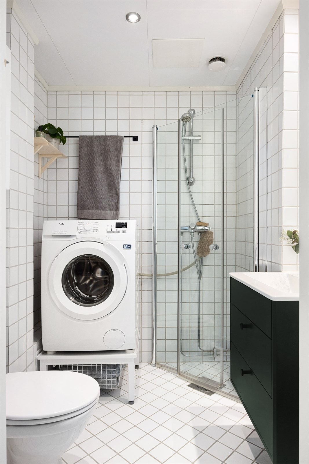 Pent flislagt baderom med elektrisk gulvvarme og downlights i himling. Galleribilde