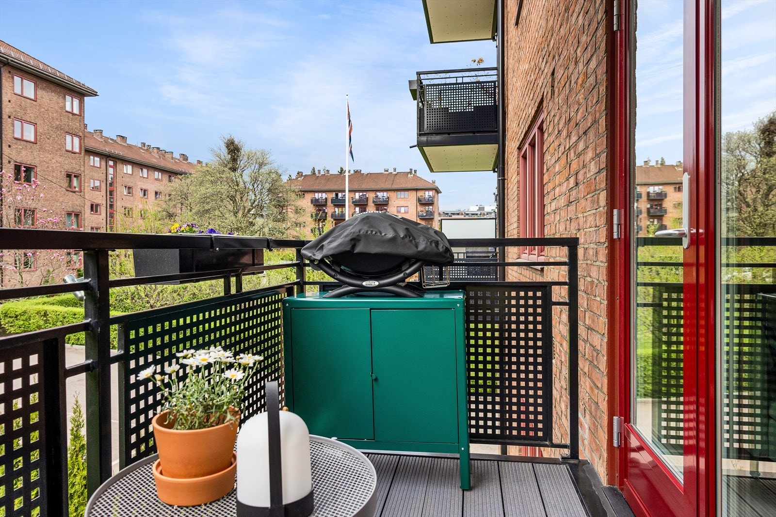 Her kan du enkelt innrede med utemøbler, beplantning og gass-/elektrisk grill. Det er montert skjermvegg på venstre side av balkongen. Galleribilde